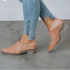 NWB Roan Bed/Stu Leather Vita Pointed Mules